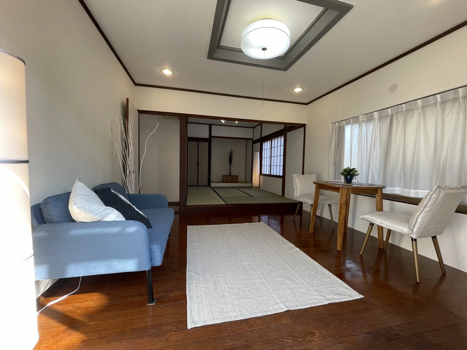 賃貸住宅の改修後。明るいリビングと、その奥に続く和室